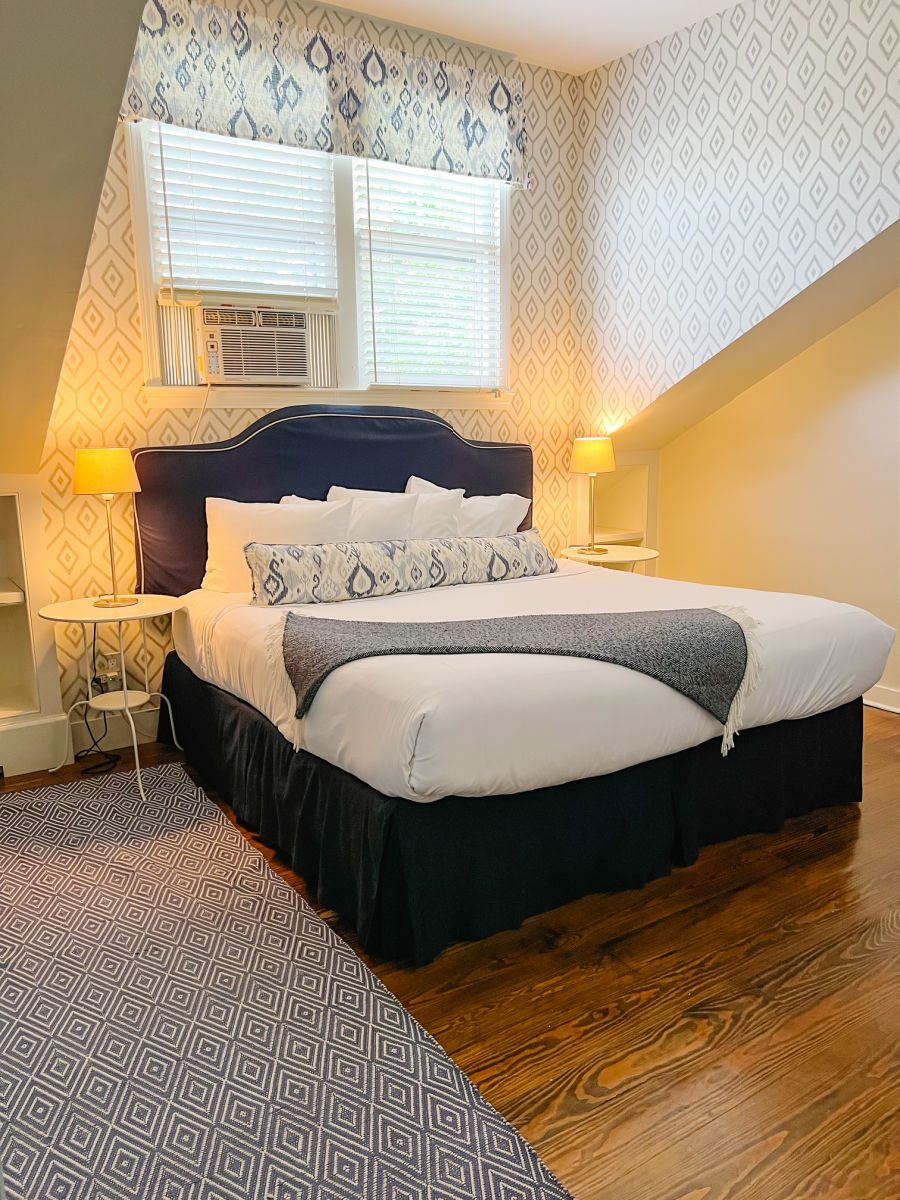 Brass Lantern Inn Wisteria bedroom