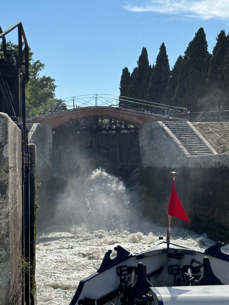 barge going through the locks of Fonseranaes