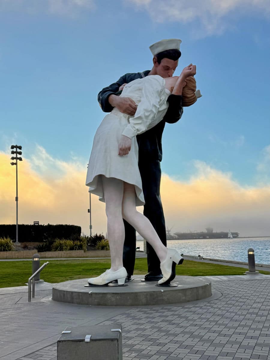 Kissing statue in San Diego