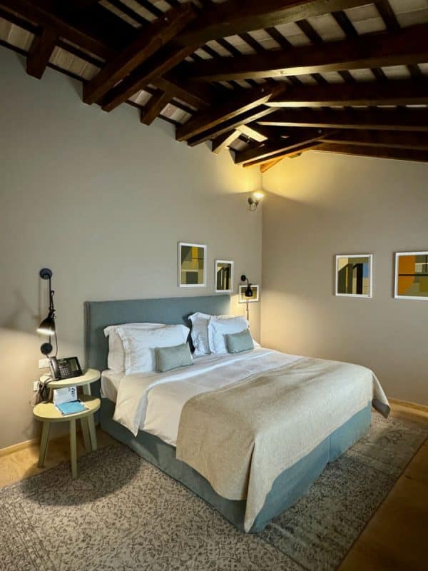 Meneghetti residence bedroom