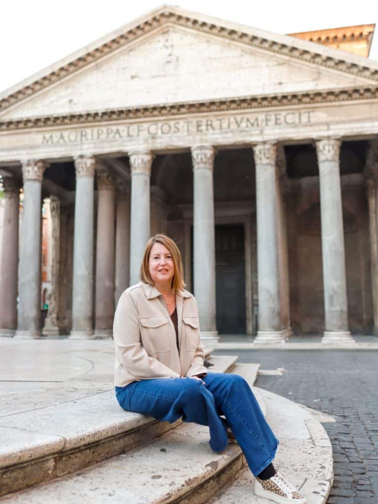 Tamara Gruber sitting in front of the Pantheon